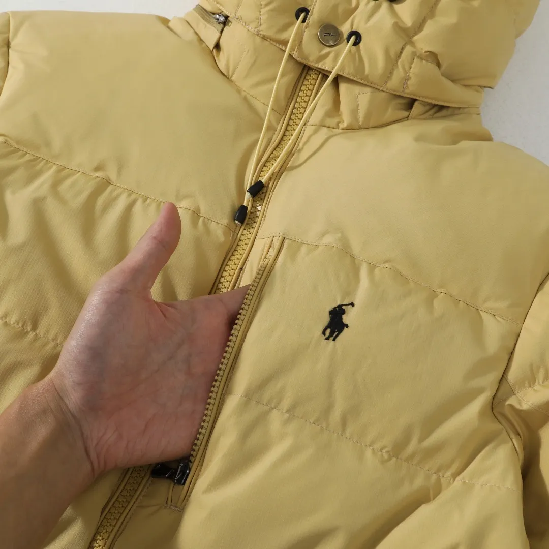 P660 #R54 Ralph Lauren/Ralph Lauren hooded down jacket (top quality, feel free to compare), using imported Barudan embroidery machine, carefully crafted with thousands of needles electric embroidery technology. Imported No. 7 needles and special embroidery thread ensure that every letter of the polo logo is full, three-dimensional and clear, creating the "most expensive embroidery logo" that can be called a work of art. Top-notch velvet core, luxurious warmth. Filled with national standard 80% high-quality white duck down, bringing excellent thermal insulation performance. At the same time, it is lightweight and can quickly regain its fluffiness after compression, bringing you a warm embrace without burden and resisting the harsh winter. Technical fabrics, no fear of wind and snow •Long-lasting fluffy and shape-retaining: High-quality filling ensures that the down jacket is not easy to stiffen and keeps you warm for a long time. •Strict anti-velvet technology: Using 400T gall fabric with pinhole retraction technology, it fundamentally eliminates the phenomenon of velvet leakage and makes wearing more secure. •All-round protective experience: Windproof and waterproof matte fabric, combined with an adjustable hem with a built-in drawstring buckle, can effectively lock in temperature and cold, and cope with changeable weather. Perfect details, creating a classic •Original electroplated YK zipper, smooth and durable, with brand texture highlighted in every detail. •Detachable hood design, one garment can be worn multiple times to meet different occasions and outfit needs. •Original hangtag and washed label, quality guaranteed. Five colors come together for couples to enjoy together: black is cool, beige is gentle, navy is calm, khaki is retro, and green is fresh. Available in five colors, the same style for men and women, it can be worn perfectly as a couple's outfit or a personalized item, becoming an indispensable fashion equipment on the streets in winter. Color: black, khaki, navy blue, army green, beige Size: S M L 66 67